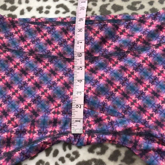 NUX Rio Capri Leggings in Kaleidoscope Painted Plum Size Small - Picture 10 of 14